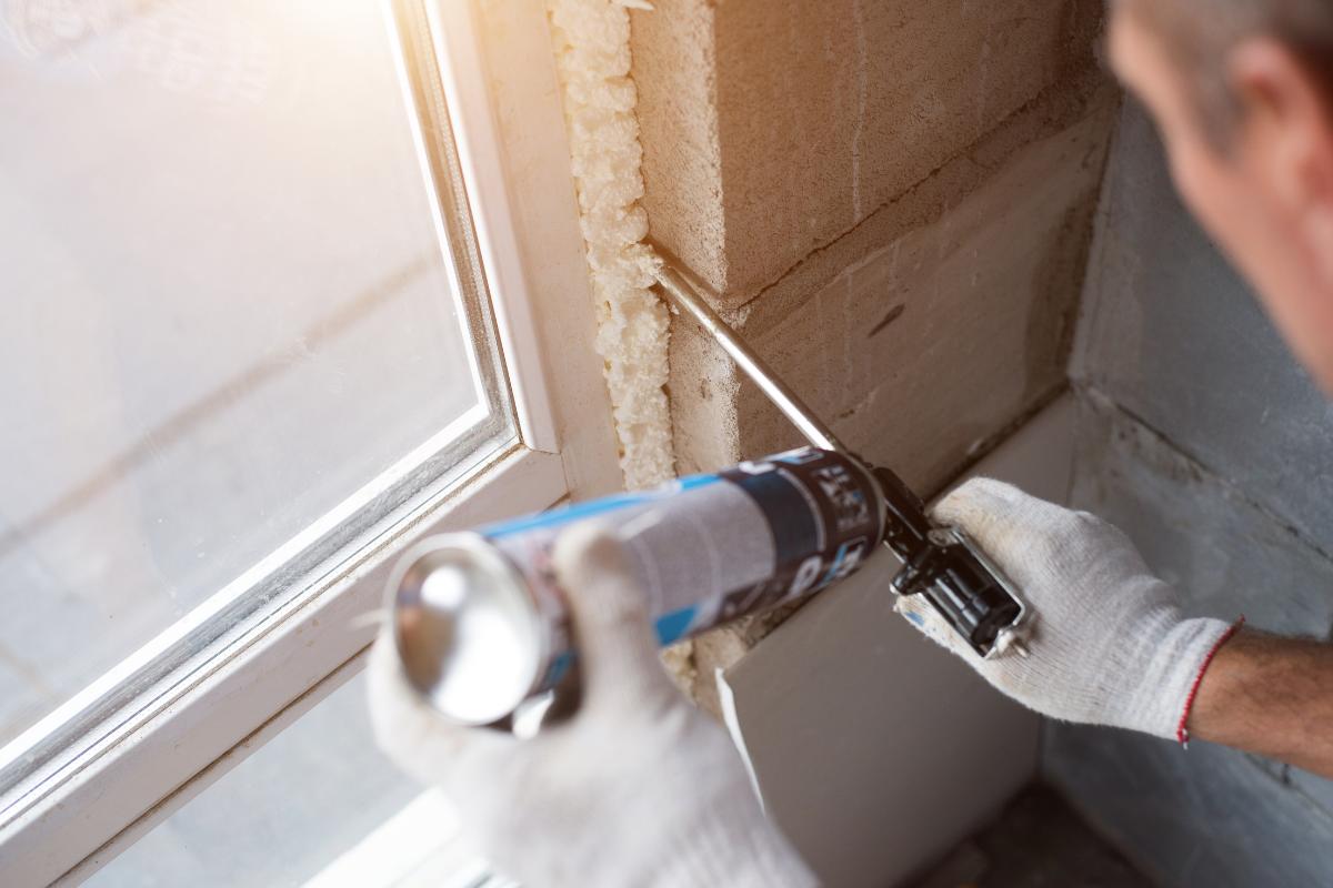 Fenster wird mit spritzbarem Dichtstoff gedämmt.