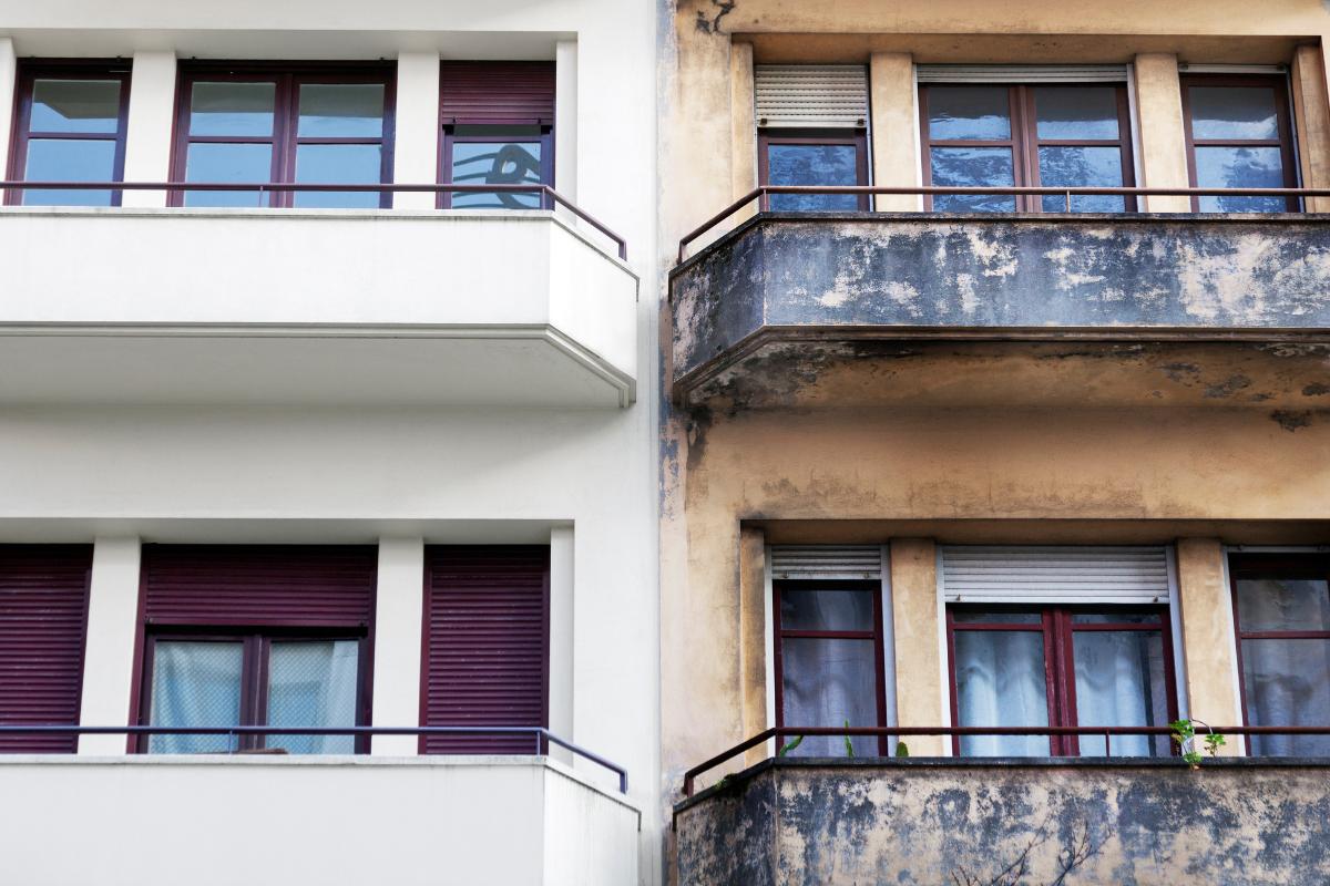 Vergleich: links zwei sanierte, rechts zwei sanierungsbedürftige Balkone 