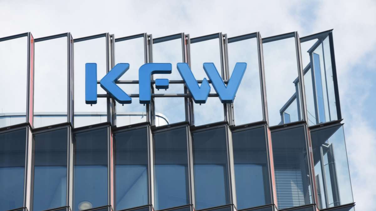 Firmenlogo KfW am Gebäude der Kreditanstalt für Wiederaufbau in Frankfurt am Main